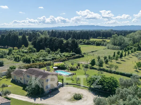 Graveson Propriété Provençale 5 chambres Piscine Chauffée Grand terrain