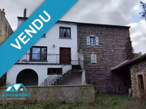 2 maisons sur 1500 m2 de terrain en bordure de riviere