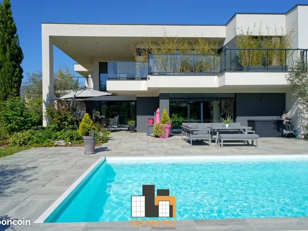 Maison 8 pièces 484 m²