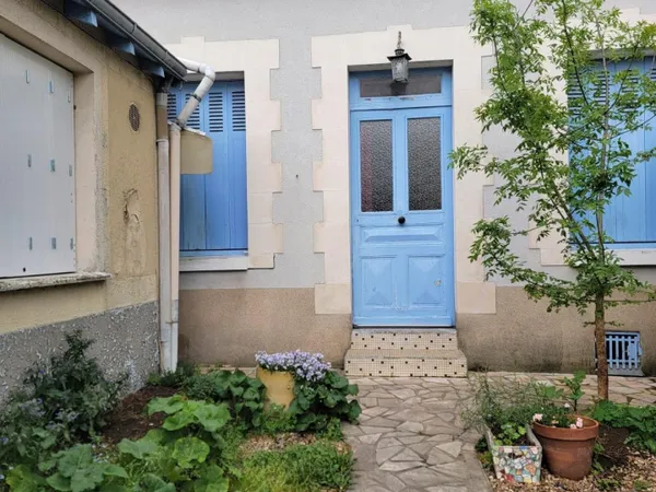 Maison de ville avec cour au coeur de Tours et potentiel intérieur !
