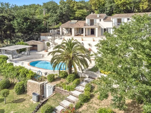 Villa 7 pièces 250 m²