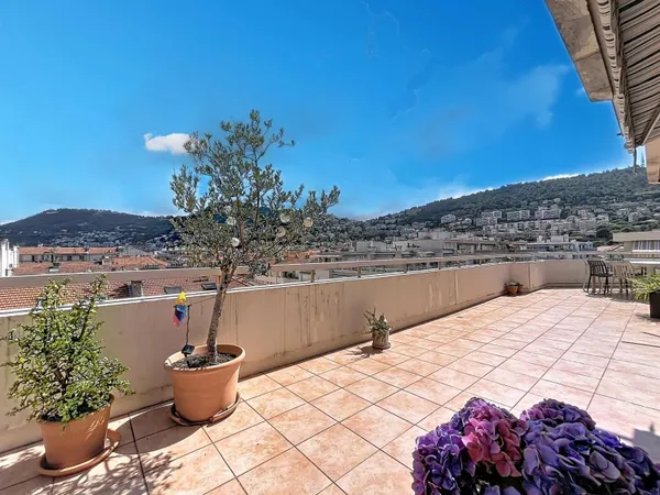 NICE LE PORT - DERNIER ÉTAGE AVEC TERRASSE PANORAMIQUE