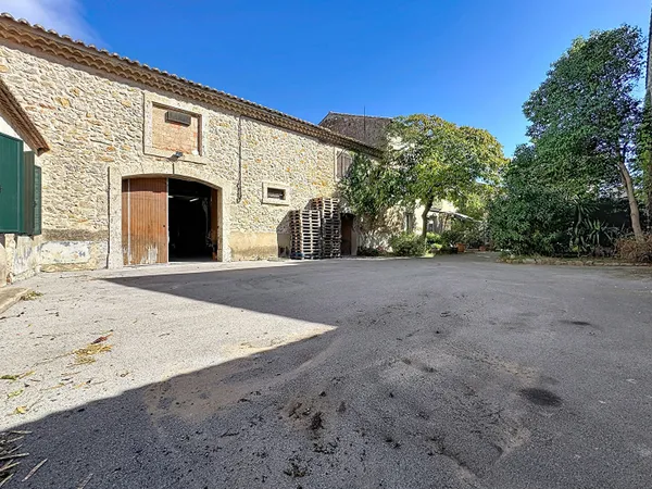 LUC-SUR-ORBIEU ? AUTHENTIQUE CORPS DE FERME AU C?UR DU VILLAGE, AUX MULTIPLES POSSIBILITÉS