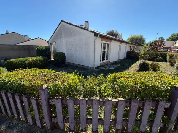 Maison de plain-pied avec jardin et garage