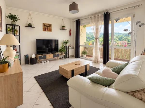 Appartement 2 pièces de 59 m², situé au 4e étage sans ascenseur.