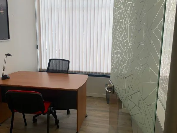Bureau meublé et équipé