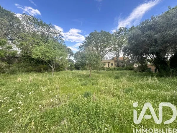 Terrain 585 m²