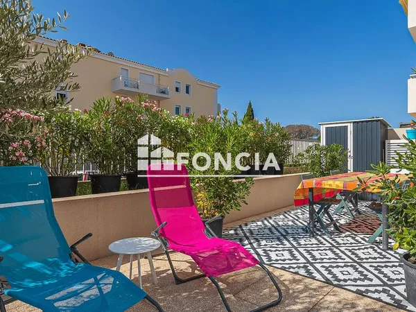 Hyères — T2 avec terrasse de 47 m², résidence gardiennée, stationnement inclus