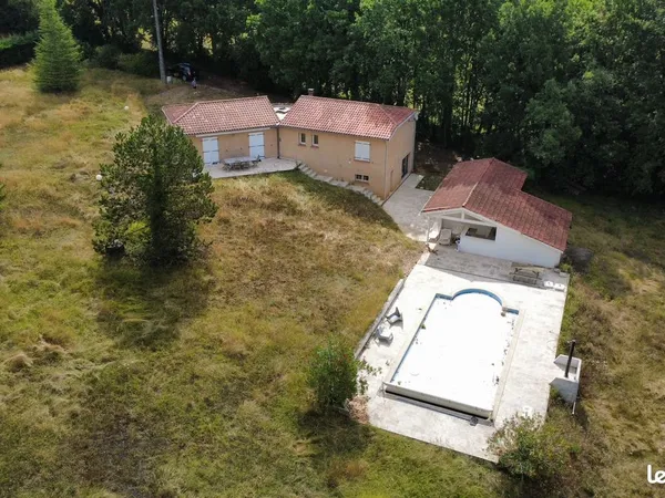 Maison contemporaine sur 7889 m² de terrain avec piscine et dependance
