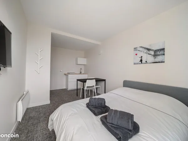 Studio rénové + parking - 2 min du centre de Lons, au pied de la Voie Verte