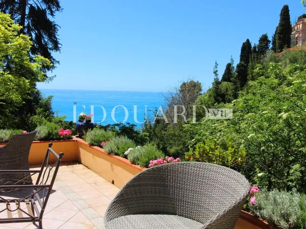 En exclusivité villa en très bon état avec double garage, grande terrasse, agréable jardin et belle 