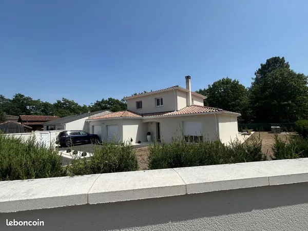Elégante maison contemporaine - COUP DE COEUR - 152m carrés - double garage - piscine chauffée