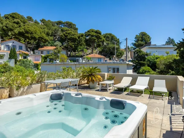 Vends maison - 153 m² - 5 pièces, 4 chambres - Marseille 13007