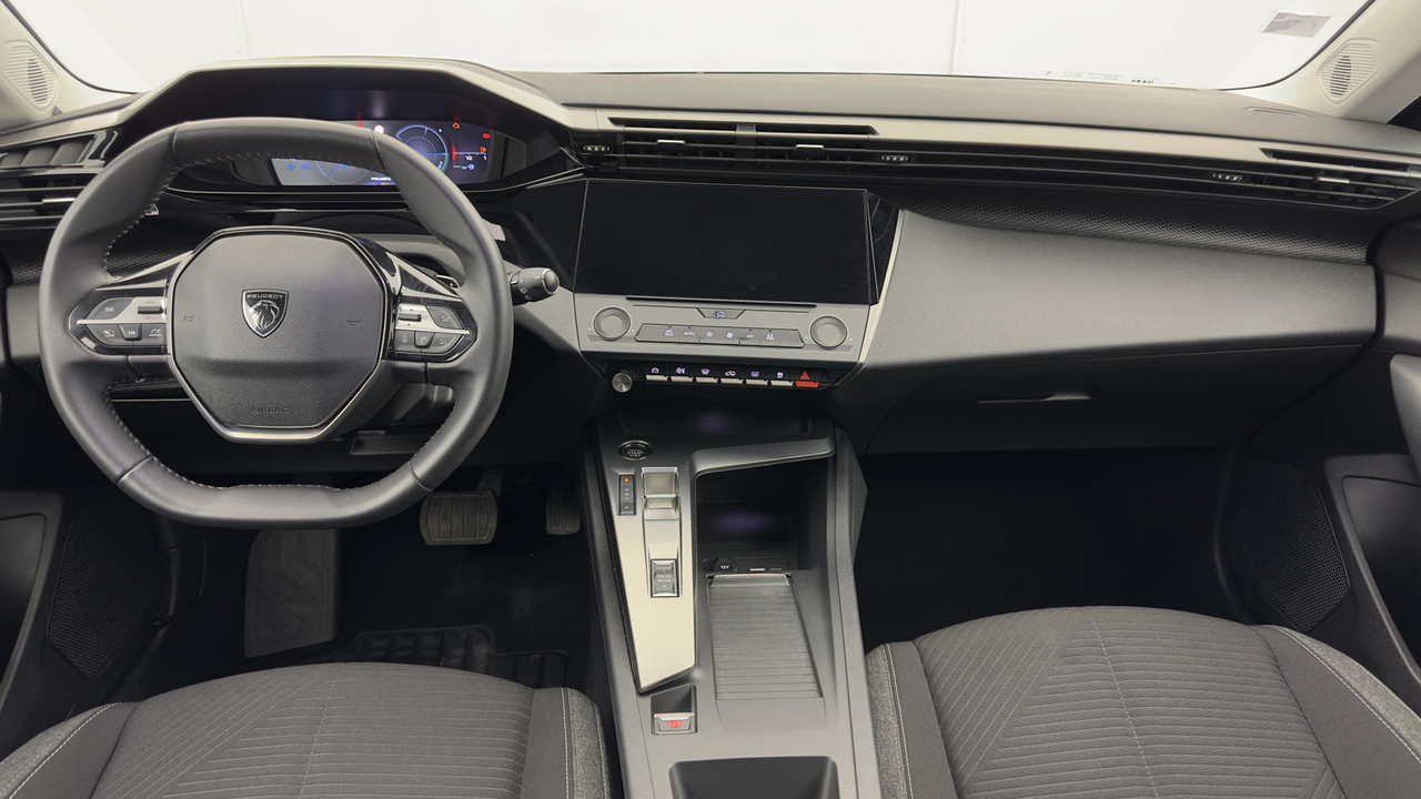 Peugeot 308 SW PHEV 180 e-EAT8 — photo 20