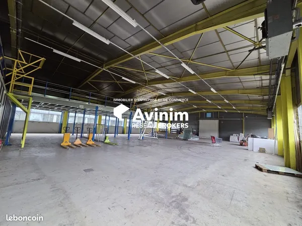Local 1837 m² Poisy