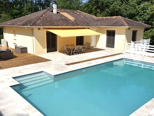 SARLAT - Maison entièrement rénovée avec piscine, studio indépendant et grand garage, à proximité de