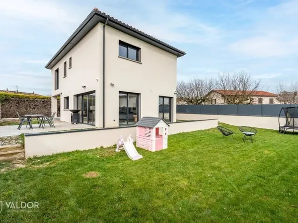 Maison récente de 145 m² avec 4 chambres et bureau, jardin et garage
