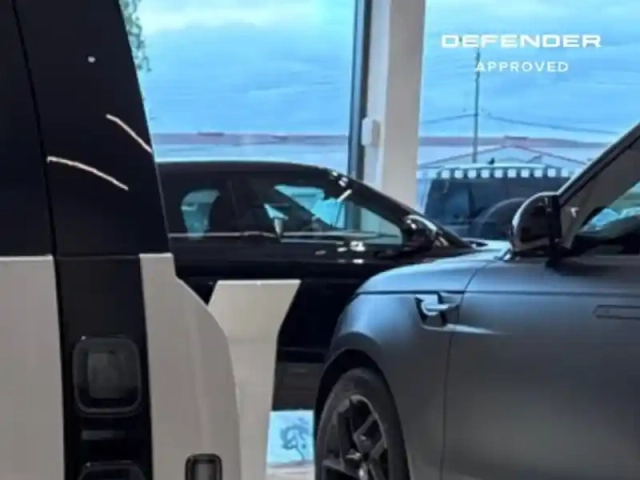 Land Rover Defender 110 2.0 p300e phev x-dynamic hse — photo 4