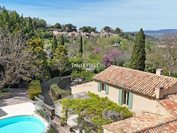Maison triangle d'or du Luberon avec jardin et vue