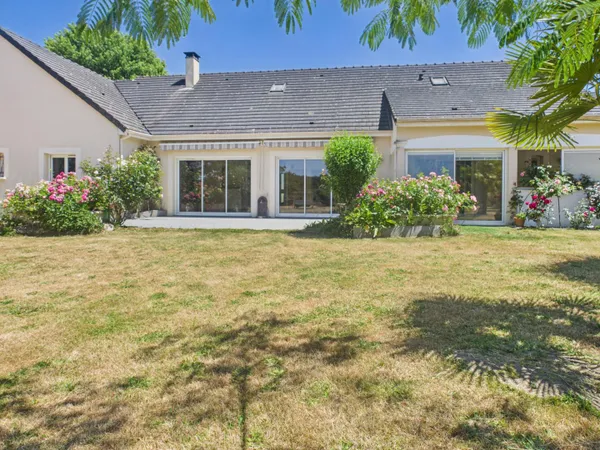 Maison plain pied avec parc arboré en lisière de forêt