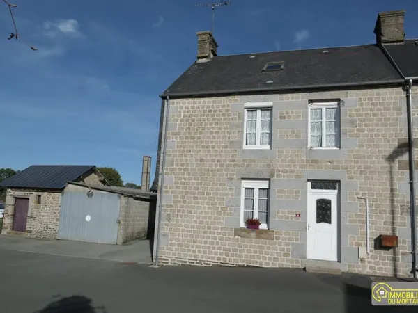 Maison de bourg mitoyenne d'un coté