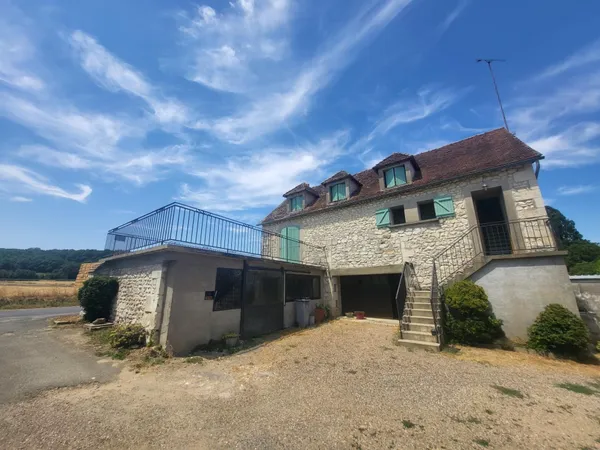 Maison familial, 3 chambres, 5330m2 de terrain avec dependance de 90m2 habitable.