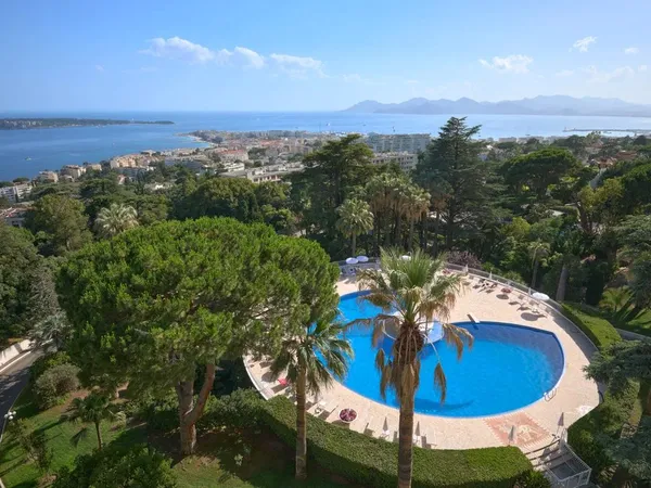 Appartement vue mer 3 suites terrasse à Cannes Californie