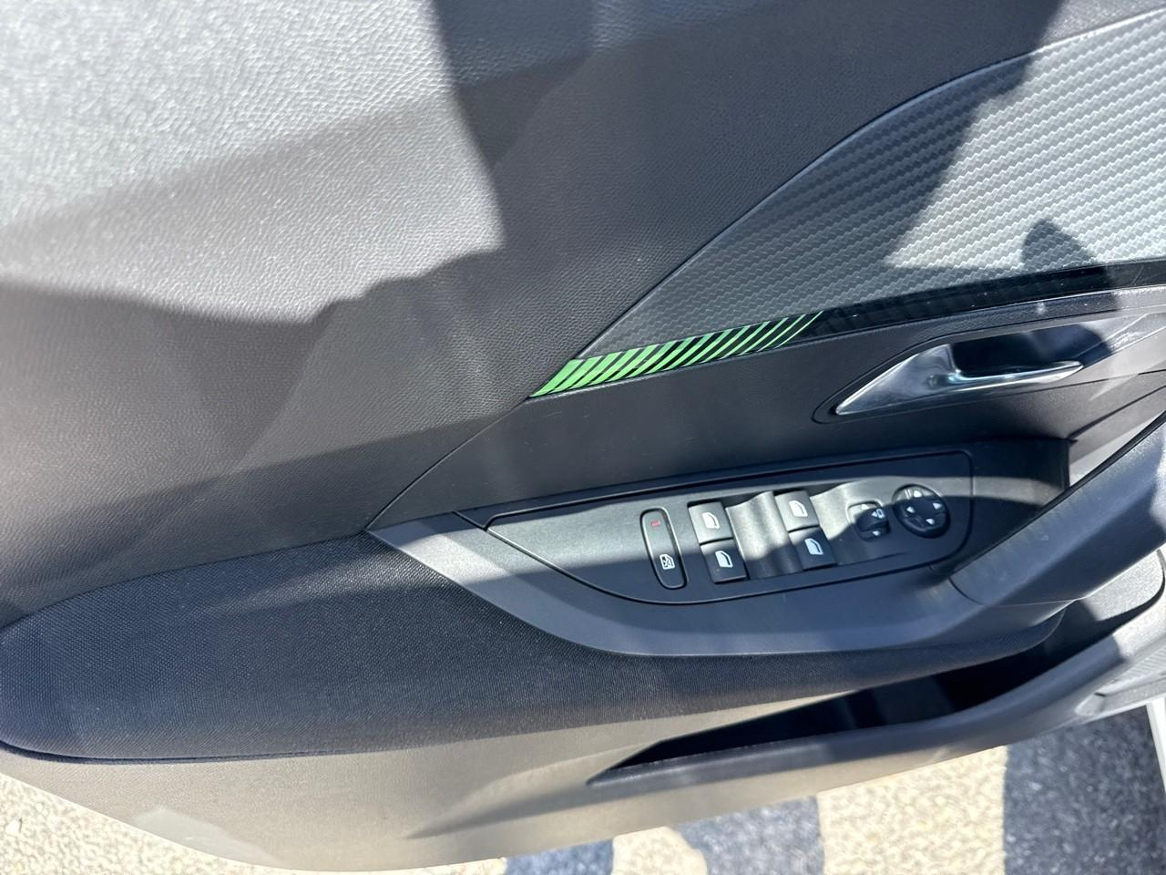 Peugeot 2008 1.2 puretech 100ch s&s active — photo 12
