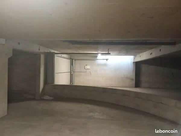 Place de parking privée