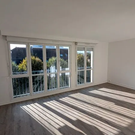 T4 rénové 74 m² - 3 chambres dont 2 avec dressing - Parking & cave