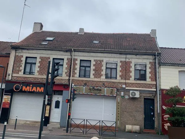 Immeuble à vendre - 4 appartements + commerce - 200 000