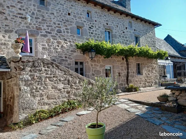 Propriété de caractére avec jardin et dépendance