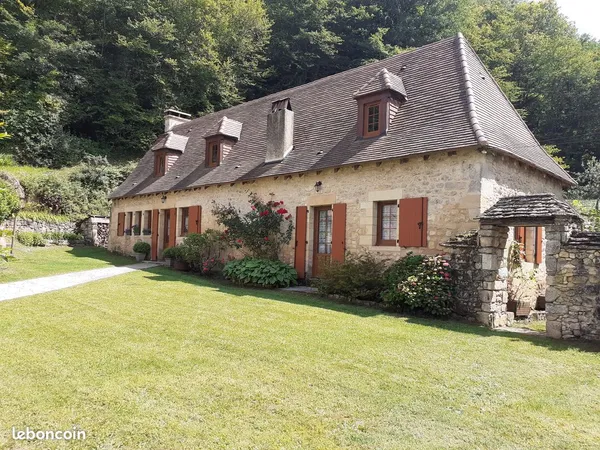 Propriété en Périgord Noir (maison, gîte et piscine lagon)