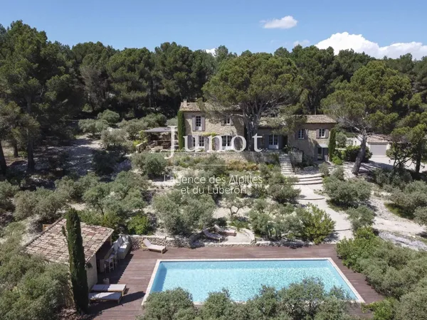Maison 8 pièces 240 m²
