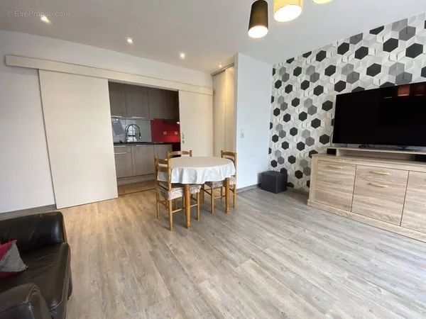 Appartement F2 avec terrasse, ascenseur, cave et parking