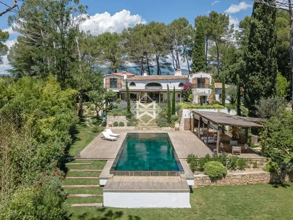 Villa 9 pièces 400 m²