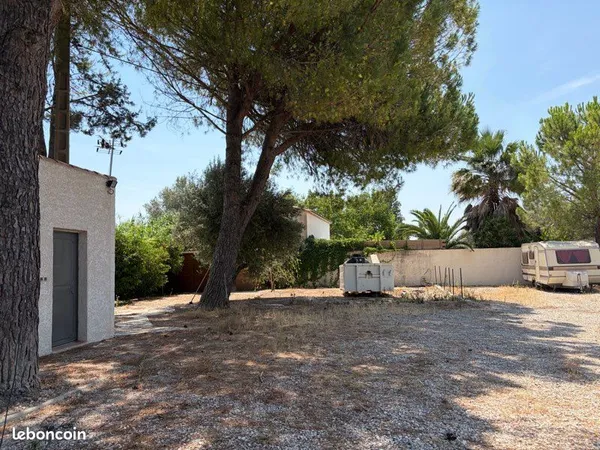 Terrain Location Nîmes  500m² 600€