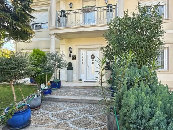 Maison 6 pièces 230 m²
