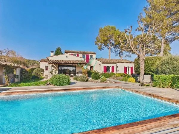 ROQUEFORT-LES-PINS : Villa dessinée par Maestracci
