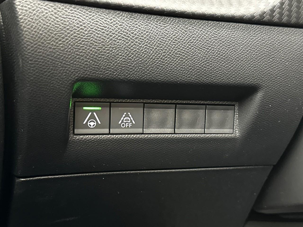 Peugeot 2008 puretech 130 s&s eat8 gt pack — photo 17