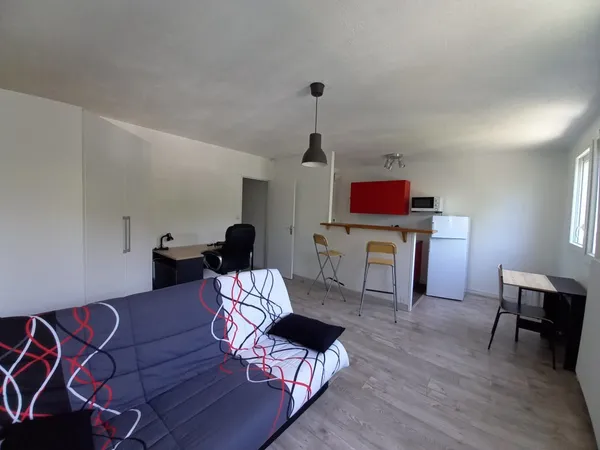 TRES BEAU STUDIO MEUBLE PARC EUROPE