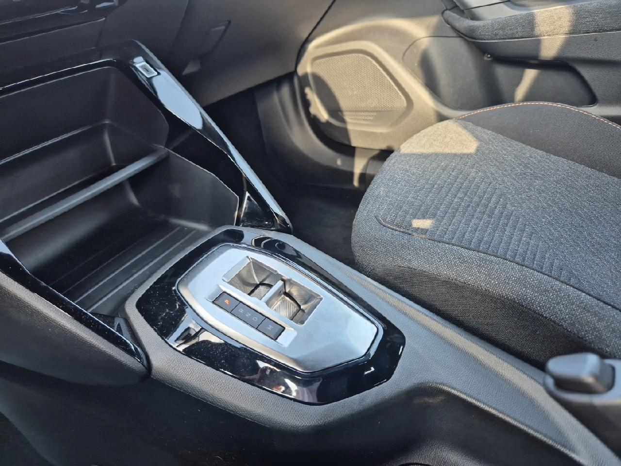Peugeot 2008 hybrid 145 e-dcs6 style — photo 17
