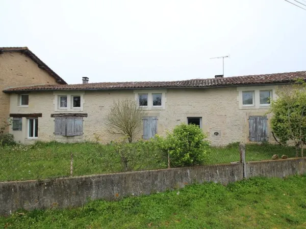 Maison individuelle de trois chambres avec un terrain de 2 hectares