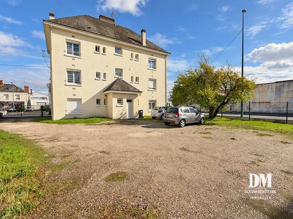 Appartement T2 avec cave, grenier, box et parking à Saran