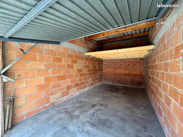 Garage avec mezzanine dans une residence proche gare
