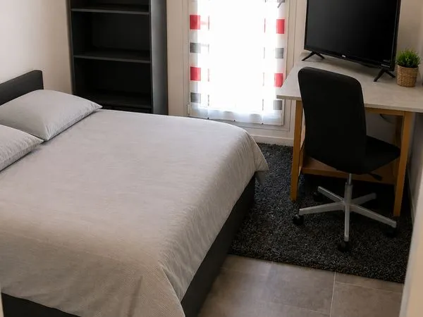 Chambre meublée en colocation