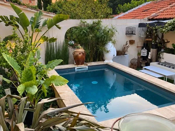 Maison de village rénovée avec piscine. Plein coeur d'Eygalières