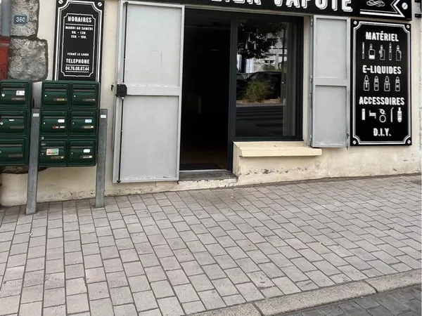 CROLLES (D1090) - Espace de bureaux 30 m² refait à neuf | Visibilité & Parking⁠