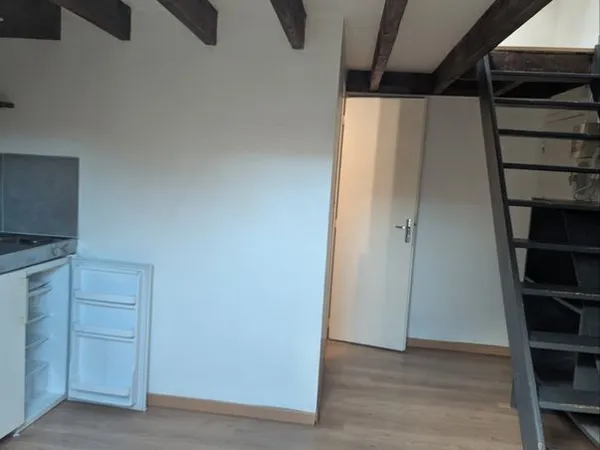 Studio en duplex proche commerces et administration