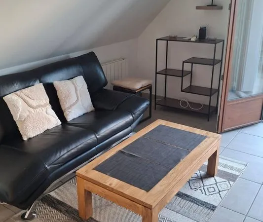 à louer - t2 meublé rénové avec balcon et parking - lamballe